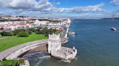 Lizbon 'un Lizbon bölgesindeki Belem Kulesi. Sahil Şatosu. Kale manzarası. Portekiz, Lizbon 'daki Belem Kulesi. Ortaçağ Binası. Turistik bir dönüm noktası. Portekiz Skyline.