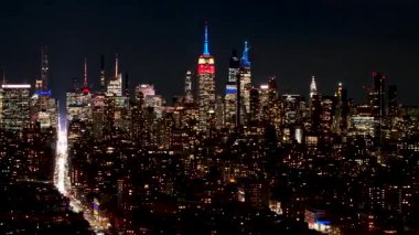 New York 'un New York şehir merkezinin Manhattan' daki gece manzarası. Gece Şehir Manzarası. Şehir merkezinde aydınlandı. New York 'un merkezinde, New York' ta. Empire State Binası.