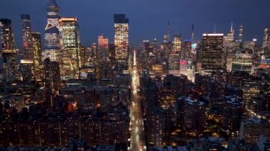 New York, New York Skyline 'ın New York' taki gece silueti. Gece Şehri Peyzajı. Finans Bölgesi. New York Skyline, New York Birleşik Devletleri. Yüksek Binalar Manzarası.