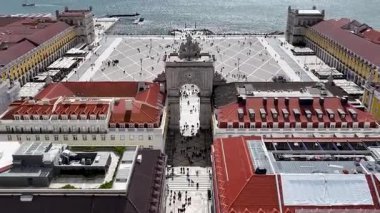 Lizbon 'daki Comercio Meydanı, Portekiz Bölgesi. Augusta Arch Sahnesi. Antik Şehir Manzarası. Portekiz, Lizbon 'da Comercio Meydanı. Tarihi Şehir Manzarası. Turizm Seyahat Manzarası.