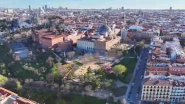 Madrid İspanya Topluluğunda San Francisco Bazilikası. Ortaçağ Binaları manzarası. Güzel Bahçe. Şehir merkezinde. İspanya 'daki San Francisco Bazilikası. Çarpıcı Şehir Manzarası.