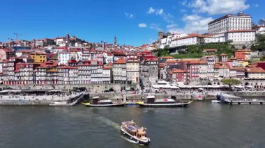 Porto, Portekiz 'in Ribeira Rıhtımı. Sahil Kenti Peyzajı. Kültür Mirası. Eski Şehir Manzarası. Porto, Portekiz 'deki Ribeira Rıhtımı. Turizm Tarihi Yer.