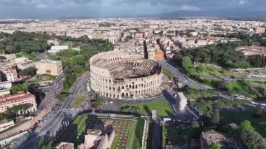 Roma Kolezyumu Lazio İtalya 'da. Ortaçağ Binaları. Şehir merkezinde. Roma Kolezyumu Lazio İtalya 'da. Arkeoloji Parkı. Kültür Mirası. İtalya Skyline.