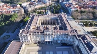 Madrid Kraliyet Sarayı Comunidad De Madrid İspanya. Ortaçağ Şehir Sahnesi. Şehir merkezindeki şehir manzarası. Madrid Comunidad De Madrid İspanya 'da. Kentsel Açık Hava. Avrupa Skyline.