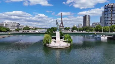 Fransa 'nın Paris Adası' ndaki Eyfel Kulesi. Şehir merkezindeki şehir manzarası. Seine River Skyline 'da. Fransa 'nın Paris Adası' ndaki Eyfel Kulesi. Eyfel Kulesi. Özgürlük Anıtı 'nın simgesi. Paris Skyline