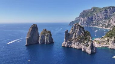 Faraglioni, Napoli, İtalya 'da Capri' de. Ada manzarası. Turizm Tarihi Yer. Faraglioni, Napoli, İtalya 'da Capri' de. Napoli Körfezi Skyline. Kültür Mirası Sahili. Cennet Capri Adası.