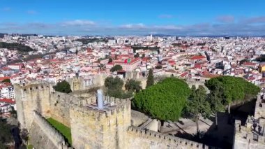Lizbon 'un Lizbon bölgesindeki Sao Jorge Şatosu. Ortaçağ Şato Sahnesi. Antik Şehir Manzarası. Portekiz, Lizbon 'daki Sao Jorge Kalesi. Tarihi Şehir Manzarası. Turizm Seyahat Yeri.