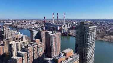 Roosevelt Adası New York 'ta Manhattan' da. Highrise Binaları Peyzajı. Fabrika bacası. New York 'taki Roosevelt Adası. Şehir merkezinde..