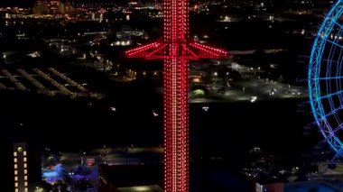 Florida, Orlando 'da renkli asansör. Aydınlatılmış Park. Evrensel Orlando Sahnesi. Gece Şehri Sahnesi. Florida Birleşik Devletleri. Florida, Orlando 'da Renkli Asansör.