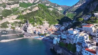 İtalya Salerno 'daki Amalfi Sahili' nde. Plaj manzarası. Turizm Tarihi Yer. Salerno İtalya 'daki Amalfi Sahili. Salerno Körfezi Skyline. Kıyı Kenti manzarası. Akdeniz silueti. Cennet Manzarası.