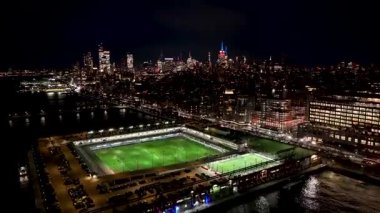 New York, New York Skyline 'ın New York' taki gece silueti. Gece Şehri Peyzajı. Finans Bölgesi. New York Skyline, New York Birleşik Devletleri. Yüksek Binalar Manzarası.