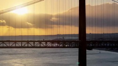 Lizbon 'daki Lizbon Bölgesi' nde 25 Nisan Köprüsünde Günbatımı Gökyüzü. Şehir merkezinde gün batımı. Freeway Yolu Manzarası. Portekiz Lizbon 'da 25 Nisan Köprüsü. Kablolu Kalan Köprü Manzarası.