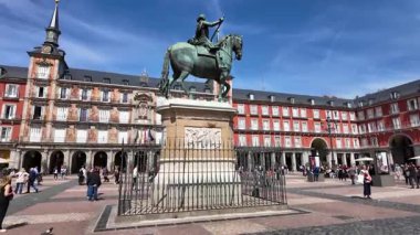 Madrid 'deki Madrid Belediye Başkanı De Madrid' de. Plaza Belediye Başkanı Sahnesi. Şehir merkezindeki şehir manzarası. Madrid Comunidad De Madrid İspanya 'da. Dışarıdaki sahil yolunda. Tarihi Yer Skyline.