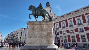 Madrid Madrid 'deki Puerta Del Sol Meydanı İspanya' da. Ortaçağ Binaları Sahnesi. Şehir merkezindeki şehir manzarası. Madrid İspanya Topluluğu 'nda Madrid. Kültür Mirası Skyline. Şehir Sahnesi.