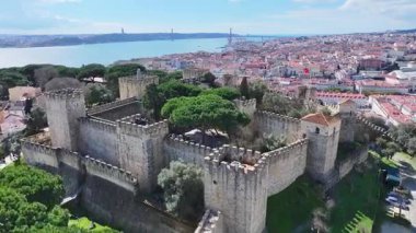 Lizbon, Portekiz 'deki Sao Jorge Şatosu. Ortaçağ Şato Sahnesi. Antik Şehir Manzarası. Portekiz, Lizbon 'daki Sao Jorge Kalesi. Tarihi Şehir Manzarası. Turizm Seyahat Yeri.