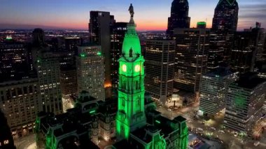Philadelphia 'da Sunset Downtown Philadelphia, ABD' de. Şehir merkezinde aydınlandı. Sunset City Peyzajı. Philadelphia, Pennsylvania Birleşik Devletleri. Philadelphia Şehri Bölgesi.