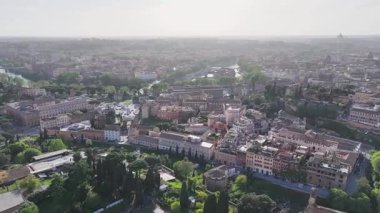 Lazio İtalya 'da Roma' da gökyüzü. Kültür Mirası. Güzel şehir manzarası. Lazio İtalya 'da Roma' da gökyüzü. Ortaçağ manzarası. Arkeoloji Tarihi. İtalya Skyline.