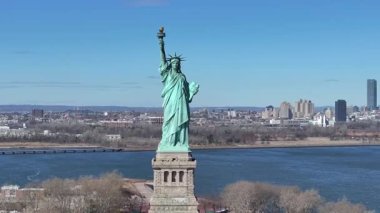 New York 'ta, Manhattan' da Özgürlük Heykeli. Liberty State Parkı. New York şehir merkezi. New York 'ta Özgürlük Anıtı. Tekne Yelkenli Sahnesi.