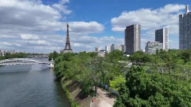 Paris Skyline Fransa 'daki Paris Adası' nda. Yüksek Eyfel Kulesi. Şehir merkezindeki şehir manzarası. Paris Skyline Fransa 'daki Paris Adası' nda. Seine River Skyline 'da. Metropolitan Bölgesi Hava Görünümü.