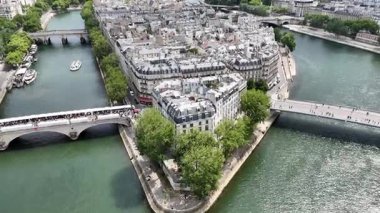 Fransa 'nın Paris Adası' ndaki Paris Skyline 'da. Şehir merkezindeki şehir manzarası. Seine River Skyline 'da. Fransa 'nın Paris Adası' ndaki Paris Skyline 'da. Ortaçağ köprüleri. Turizm Tarihi Yer. Avrupa Skyline