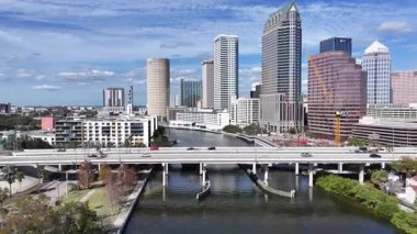Tampa Skyline, Tampa, Florida Birleşik Devletleri. Şehir merkezindeki şehir manzarası. Kurumsal Binalar Arkaplanı. Florida 'da Tampa Skyline. High Rise Binaları. İş Bölgesi.