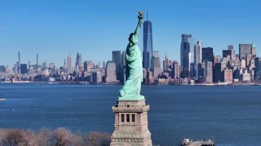 New York 'ta, Manhattan' da Özgürlük Heykeli. Özgürlük Adası. New York Limanı Sahnesi. New York 'ta Özgürlük Anıtı. Tekne Yelkenli Sahnesi.