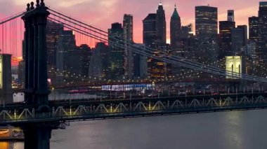 Manhattan Köprüsü New York 'ta. Şehir merkezinde aydınlandı. Sunset City Peyzajı. New York 'taki Manhattan Köprüsü. Brooklyn Köprüsü.