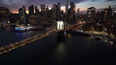 New York 'ta Manhattan' daki Brooklyn Köprüsü. Şehir merkezinde aydınlandı. Sunset City Peyzajı. New York 'taki Brooklyn Köprüsü. Brooklyn Köprüsü.
