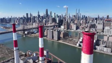 New York Skyline New York 'ta Manhattan' da. Highrise Binaları Peyzajı. Fabrika bacası. New York Skyline, New York Birleşik Devletleri. Şehir merkezinde..