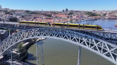 Portekiz 'in Porto bölgesindeki Luis Köprüsü. Şehir merkezindeki şehir manzarası. Demiryolu İstasyonu. Demir Köprü Sahnesi. Portekiz, Porto 'da Luis Köprüsü. Turizm Tarihi Yer.
