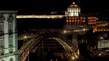 Porto Portekiz 'in Porto bölgesinde Dom Luis Köprüsü. City At Night Scene. Aydınlatılmış Köprü Manzarası. Portekiz 'in Porto Bölgesi' ndeki Dom Luis Köprüsü. Demiryolu Taşımacılığı.