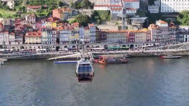 Porto Portekiz 'in Porto bölgesindeki teleferik. Ribeira Rıhtımı. Ortaçağ Binaları. Tarihi Şehir Sahnesi 'nde. Portekiz, Porto bölgesindeki teleferik kablosu. Douro Nehri Simgeleri.
