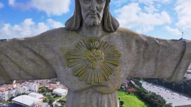 Lizbon 'daki Portekiz Kralı İsa. Kral İsa Heykeli. Din geçmişi. Portekiz 'deki Lizbon Kralı İsa. Tejo Nehri Sahili. Kilisenin simgesi. Portekiz Skyline.
