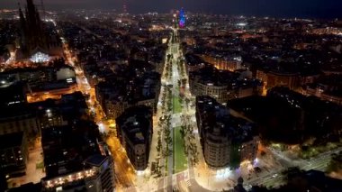 Barselona 'da Barcelona' nın Katalonya İspanya Topluluğu 'ndaki gece manzarası. Gece Şehir Manzarası. Şehir merkezinde aydınlandı. Barcelona Skyline Katalonya İspanya Topluluğu 'nda. Sagrada Familai Kilisesi.