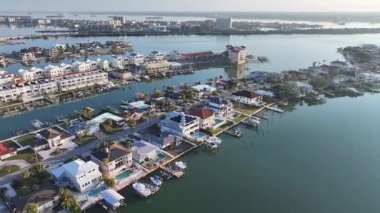 Clearwater Plajı, Clearwater, Florida Birleşik Devletleri. Sunrise Sahili. Güneş Işığı Şehri. Şehir merkezinde. Clearwater Plajı, Clearwater, Florida Birleşik Devletleri. İnanılmaz Günbatımı Skyline.