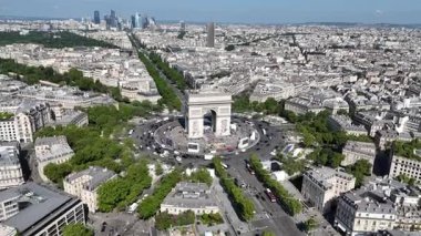 Fransa 'nın Paris Adası' nda Zafer Takı. Charles De Gaulle Kavşağı. Şehir merkezindeki şehir manzarası. Fransa 'da Paris' te Zafer Takı. Kültür Mirası Skyline. Champs Elysees Bulvarı.