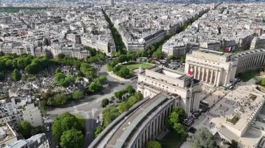 Fransa 'daki Paris' te Trocadero Meydanı. Heybetli bina. Eğlence parkı Skyline. Fransa 'daki Paris' te Trocadero Meydanı. Şehir merkezindeki şehir manzarası. Trocadero Bahçesi.