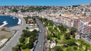 İtalya 'daki Napoli' de Chiaia Riviera. Şehir merkezindeki şehir manzarası. Güzel Skyline. İtalya 'daki Napoli' de Chiaia Riviera. Highrise Binaları. Napoli Mimarisi. Napoli Skyline.