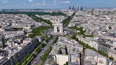 Fransa 'daki Paris' te Zafer Kemeri. Highrise Binaları Sahnesi. Şehir merkezinde. Fransa 'daki Paris' te Zafer Kemeri. Champs Elysees Skyline. Güzel Anıt.