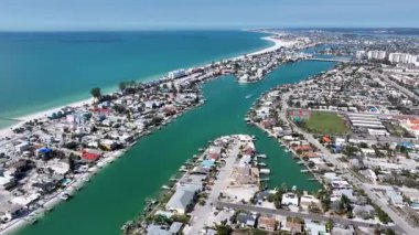 St. Pete Plajı, St. Petersburg, Florida Birleşik Devletleri. Plaj manzarası. Riverside Köyü. Çarpıcı şehir manzarası. St. Pete Plajı, St. Petersburg, Florida Birleşik Devletleri. Doğa Geniş Dönüşü.