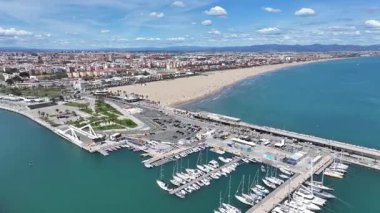 Valencia Valencia 'daki Las Arenas Plajı İspanya Topluluğu. Şehir Plajı. Bay Water Sahnesi. Şehir merkezinde. Valencia Valencia 'daki Las Arenas Plajı İspanya Topluluğu. Huzurlu Manzara.