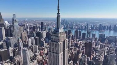 New York 'ta Manhattan' daki Empire State Binası. Şehir merkezinde göz kamaştırıcı. Turizm Tarihi Yer. New York 'taki Empire State Binası. Yükseklik Binaları.