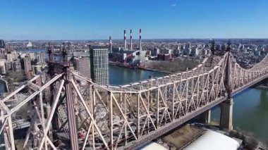 New York 'ta Manhattan' daki Queensboro Köprüsü. Demir Köprü Sahnesi. Şehir manzarası trafiği. New York 'taki Queensboro Köprüsü. Yüksek Binalar Manzarası.
