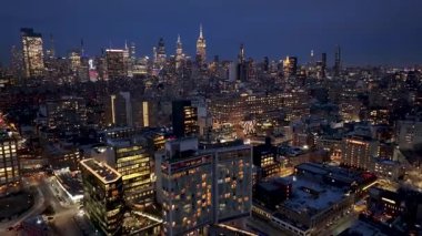 New York, New York Skyline 'ın New York' taki gece silueti. Gece Şehri Peyzajı. Finans Bölgesi. New York Skyline, New York Birleşik Devletleri. Yüksek Binalar Manzarası.