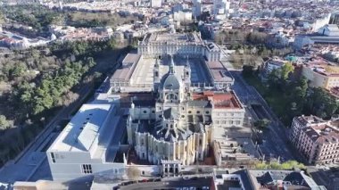 Madrid İspanya Topluluğunda Madrid Kraliyet Sarayı. Ortaçağ Binaları manzarası. Santa Maria Katedrali. Şehir merkezinde. İspanya 'daki Madrid Kraliyet Sarayı. Güzel Şehir Manzarası.