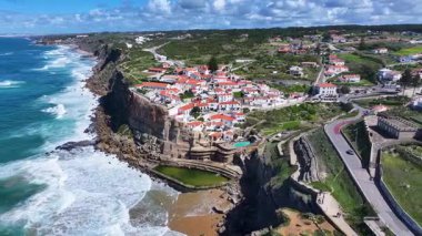 Azenhas Lizbon Bölgesi Sintra 'da Mar Plajı' na gidiyor. Plaj manzarası. Turizm Tarihi Yer. Şehir manzarası sahnesi. Azenhas Lizbon 'daki Sintra' da Mar Sahili 'nde.