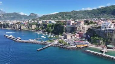 Sorrento Sahili, Napoli İtalya Sorrento. Coastal City. Rıhtım manzarası. Napoli İtalya 'daki Sorrento Plajı. Plaj manzarası. Ortaçağ Binaları. Sorrento Skyline. Amalfi Sahili.