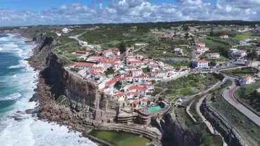Azenhas Lizbon 'un Sintra bölgesindeki Mar Plajı' nda oynuyor. Coastal City. Doğa manzarası. Plaj manzarası. Azenhas Lizbon 'un Sintra bölgesindeki Mar Plajı' nda.
