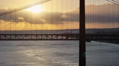 Lizbon 'un Lizbon bölgesindeki 25 Nisan Köprüsü' nde günbatımı silsilesi. Günbatımı Şehir Manzarası. Kablo Köprüsü Sahnesi. Portekiz, Lizbon 'da 25 Nisan Köprüsü. Highway Yolu Peyzajı. Kablo Köprüsü.