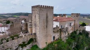 Leiria Portekiz 'in Obidos bölgesindeki Obidos Şatosu. Tarihi Şehir Manzarası. Ortaçağ mimarisi. Şato İnşaat Duvarları. Leiria Portekiz 'in Obidos bölgesindeki Obidos Şatosu. Eski Köy.